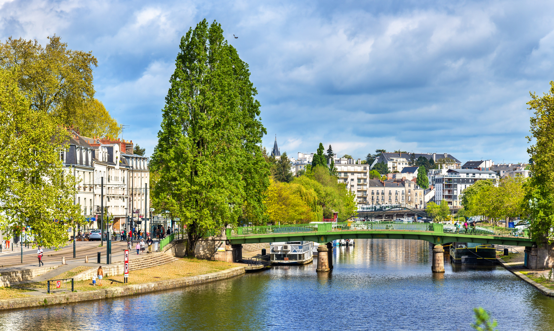 Photo de la ville de Nantes, rivière avec un pont.