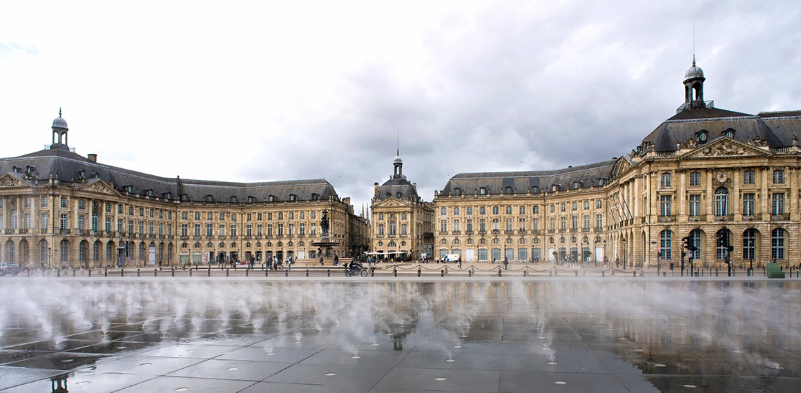 Photo de la ville de Bordeaux sous un coucher de soleil.